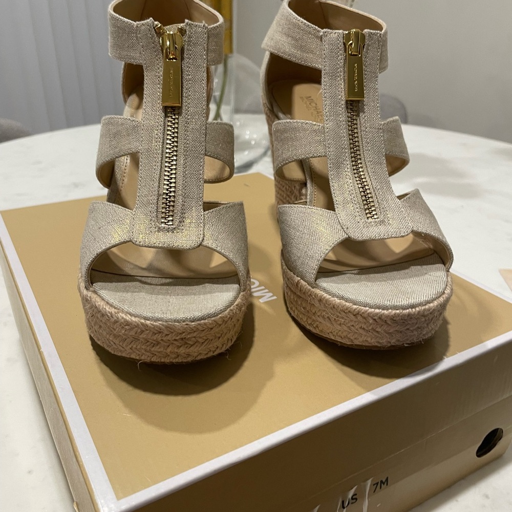 Michael Kors sandal with gold flecs